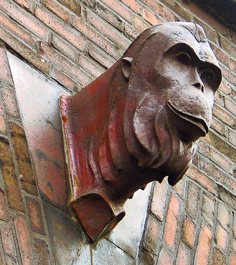 Affenskulptur am Hansahochhaus